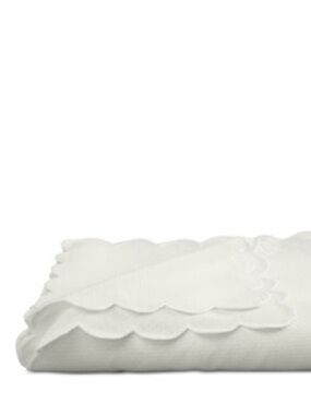 Like New Matouk Off White Bone Scalloped Round Savannah Gardens Table Cloth